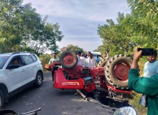 चालकाचे नियंत्रण सुटल्याने ट्रॅक्टर उलटला, चालक जखमी