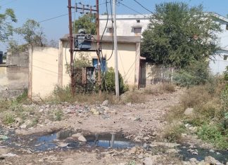 अंगणवाडी परिसर स्वच्छ करण्याऐवजी अंगणवाडीचेच स्थलांतर : लहान चिमुकले पोषण आहारापासून वंचीत