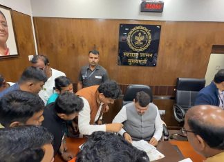 मुख्यमंत्र्यांच्या मध्यस्थीने ‘व्हॉईस ऑफ मीडिया’ च्या उपोषणाची सांगता मंत्री मंगलप्रसाद लोढा यांनी उपोषणस्थळी येऊन सोडविले आंदोलन मागण्यांचा जीआर निघेपर्यंत लढा सुरूच राहणार : संदीप काळे