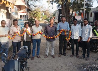 श्री संताजी महाराज नगरधील रोडसाठी रस्त्यावर तोरण लावून अनोखे आंदोलन