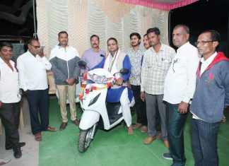 सासरवाशीनीला मिळाली माहेरची भेट पहिले भाग्यवान खंडारे यांना “माहेर” कडून लेकीसाठी स्कुटीची भेट