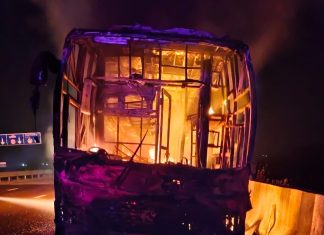 शॉर्टसर्किटने खुराना ट्रॅव्हल्स जळून खाक सुदैवाने जीवित हानी टळली समृद्धी महामार्गावरील चॅनल क्रमांक 300.1 वरील घटना