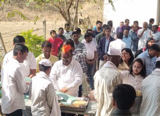 संत गजानन महाराज प्रकटदिनी गावंडे दाम्पत्याचे वतीने पाच हजार भाविकांना महाप्रसाद