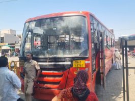 मेहकर पुणे बसचालकाची प्रकृती बिघडली : मेहकर वाहतूक निरीक्षकाच्या हलगर्जीपणामुळे चार तासानंतर मिळाला नवीन चालक