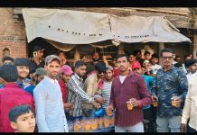 भीमजयंती मिरवणूकीत मुस्लिम तरुणांकडून सरबत वाटप : सामाजिक सलोख्याचे अप्रतिम दर्शन