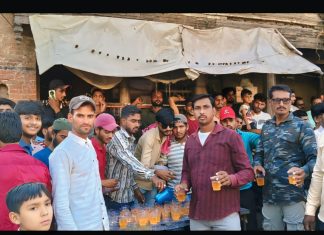 भीमजयंती मिरवणूकीत मुस्लिम तरुणांकडून सरबत वाटप : सामाजिक सलोख्याचे अप्रतिम दर्शन