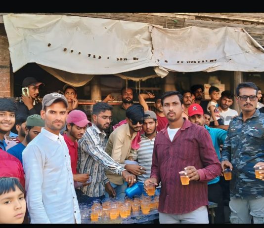 भीमजयंती मिरवणूकीत मुस्लिम तरुणांकडून सरबत वाटप : सामाजिक सलोख्याचे अप्रतिम दर्शन